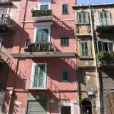 Anche su questa strada sono sempre i variopinti palazzi a dominare... (foto di Gennaro Gargiulo)